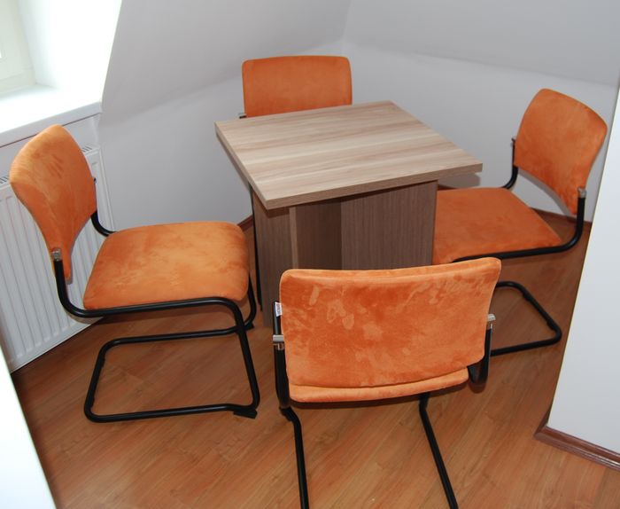 stół z krzesłami biurowymi komo